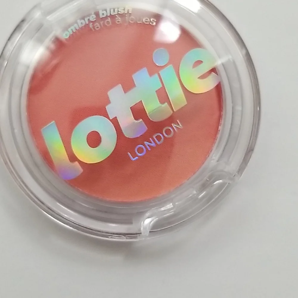 4/25 bundle item. Lottie Ombré Blush in Haze
